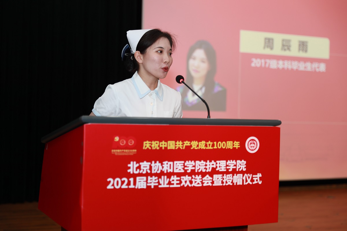 学生讲话.JPG