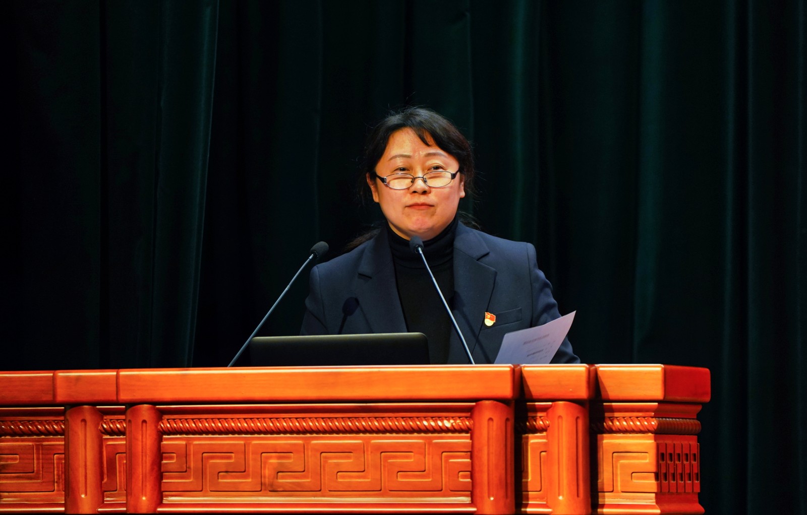纪委书记王峥主持会议.jpg