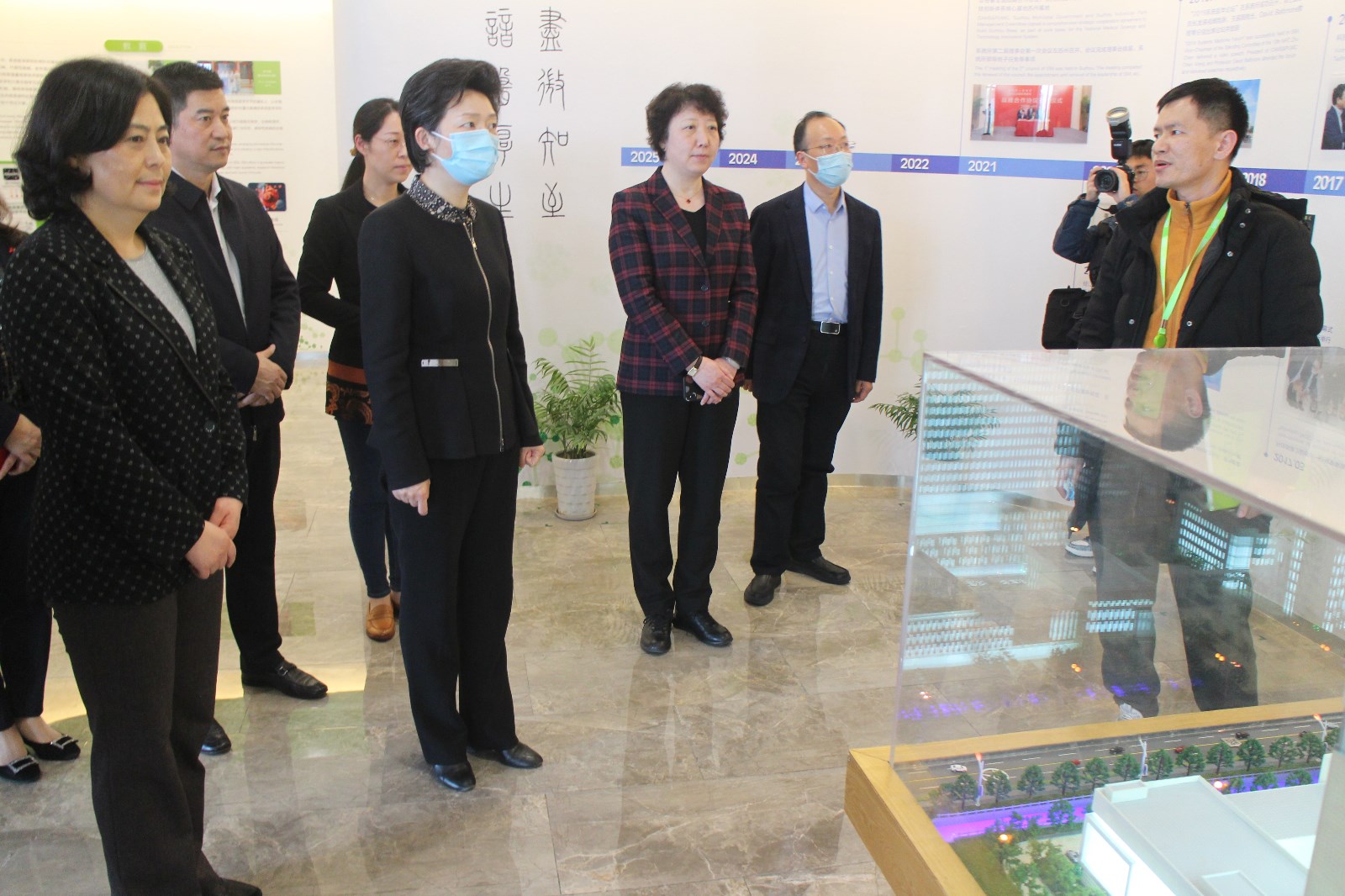 谭颖参观.jpg 谭颖参观.jpg