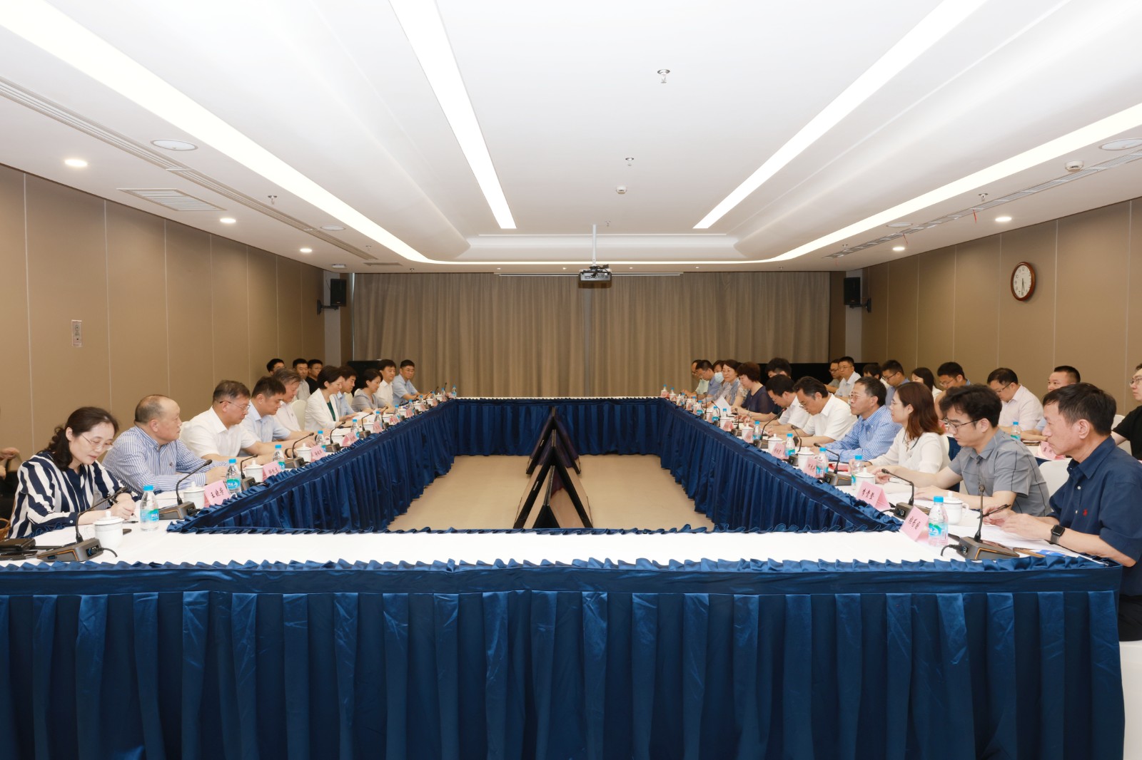 会议现场.jpg 会议现场.jpg