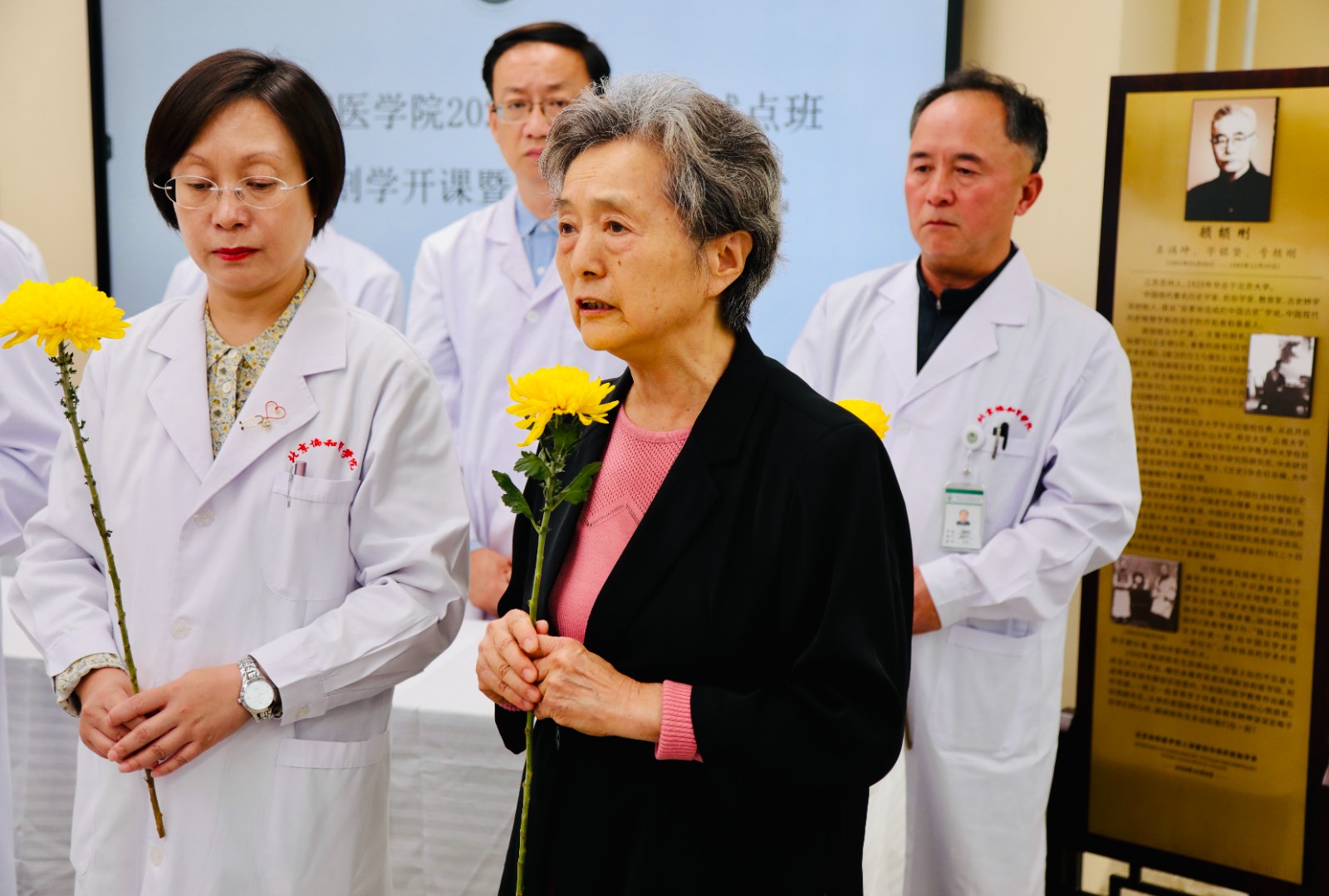 顾教授发言.jpg 顾教授发言.jpg